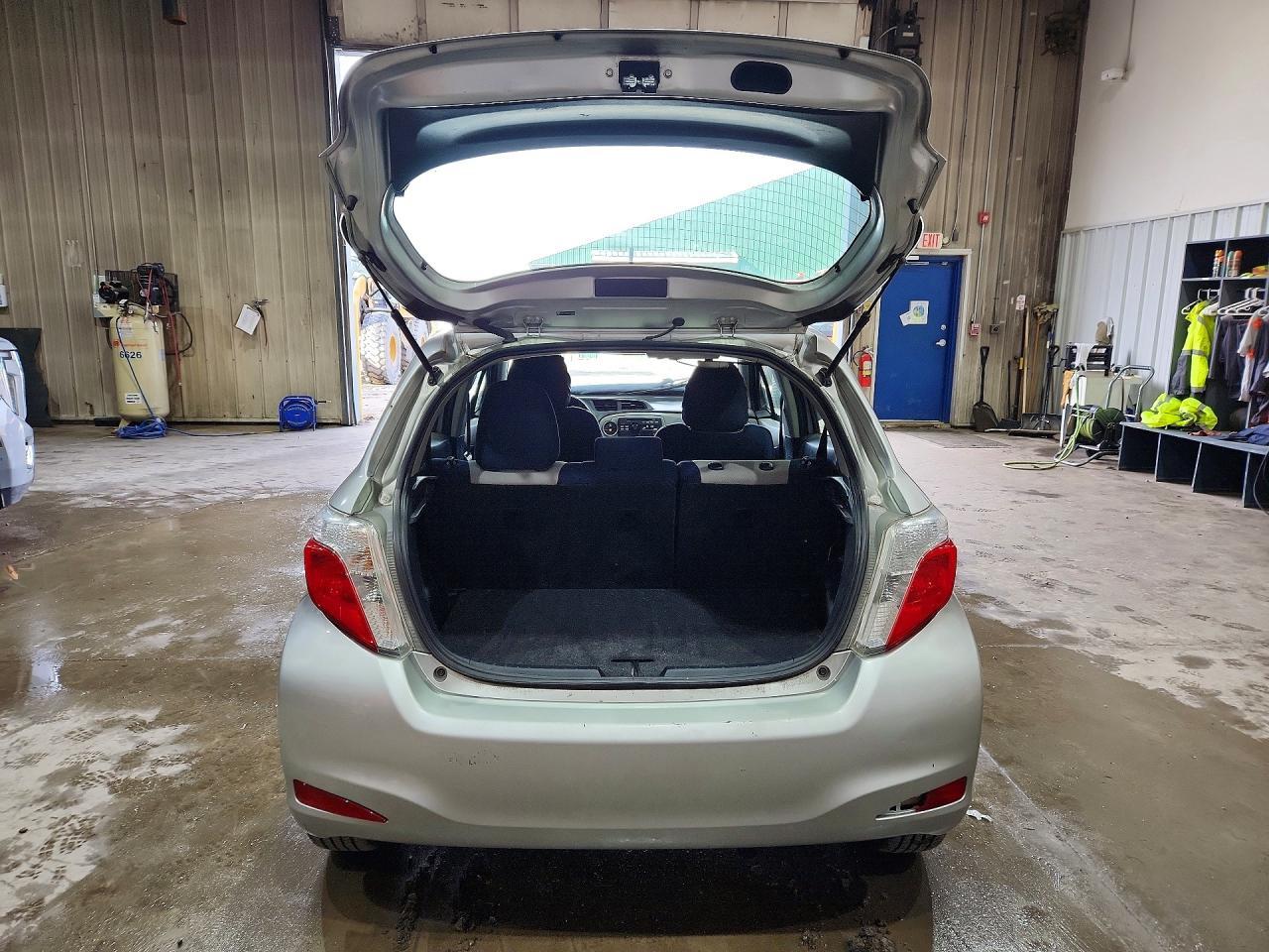 2012 Toyota Yaris 5-Door Le - Фото 6