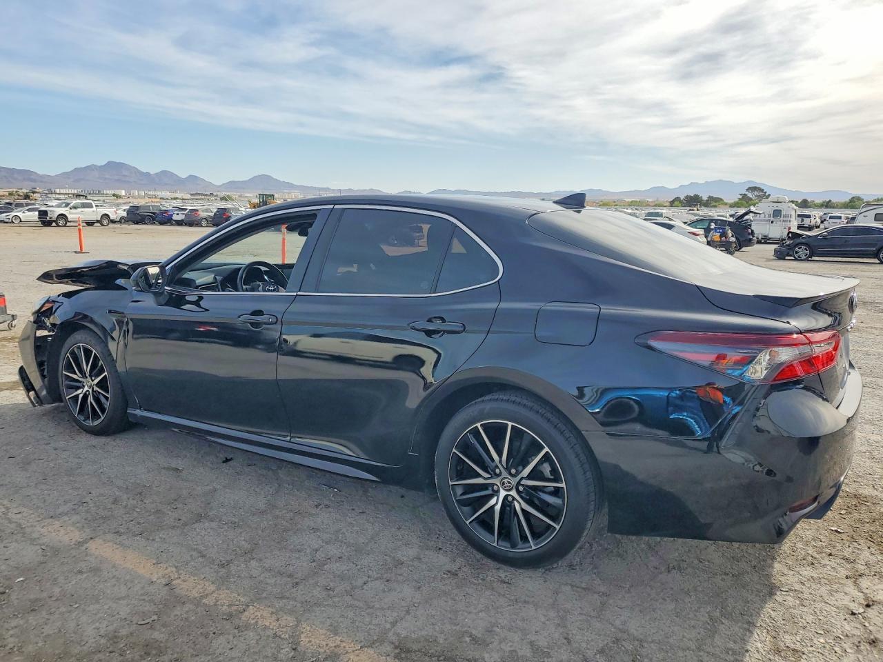 2022 Toyota Camry Se - Фото 2