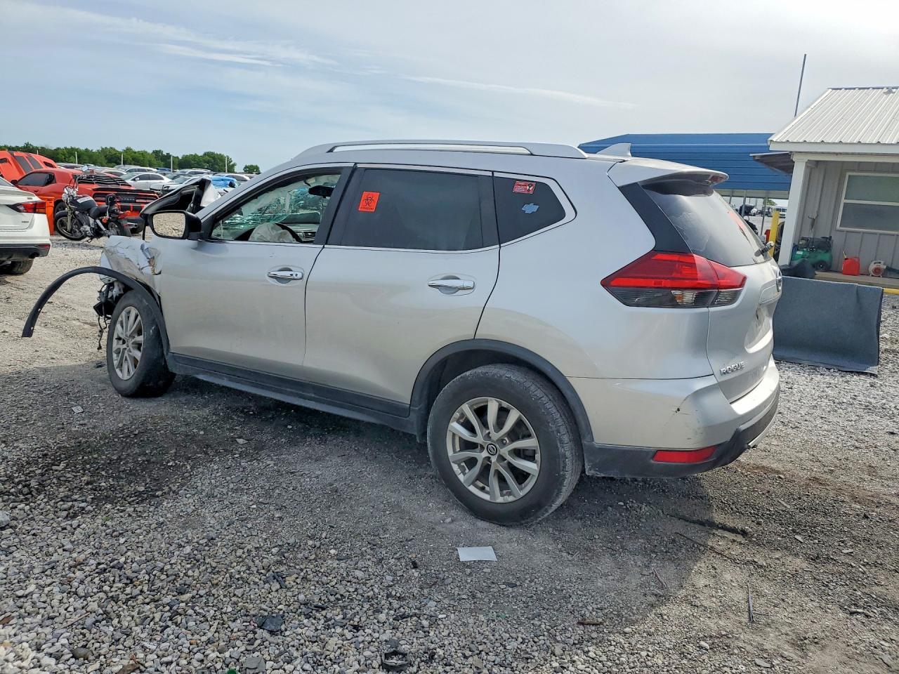 2017 Nissan Rogue Sv - Image 2