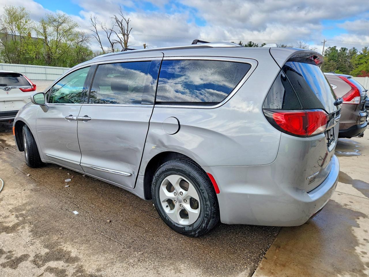 2017 Chrysler Pacifica Touring L Plus - Фото 2