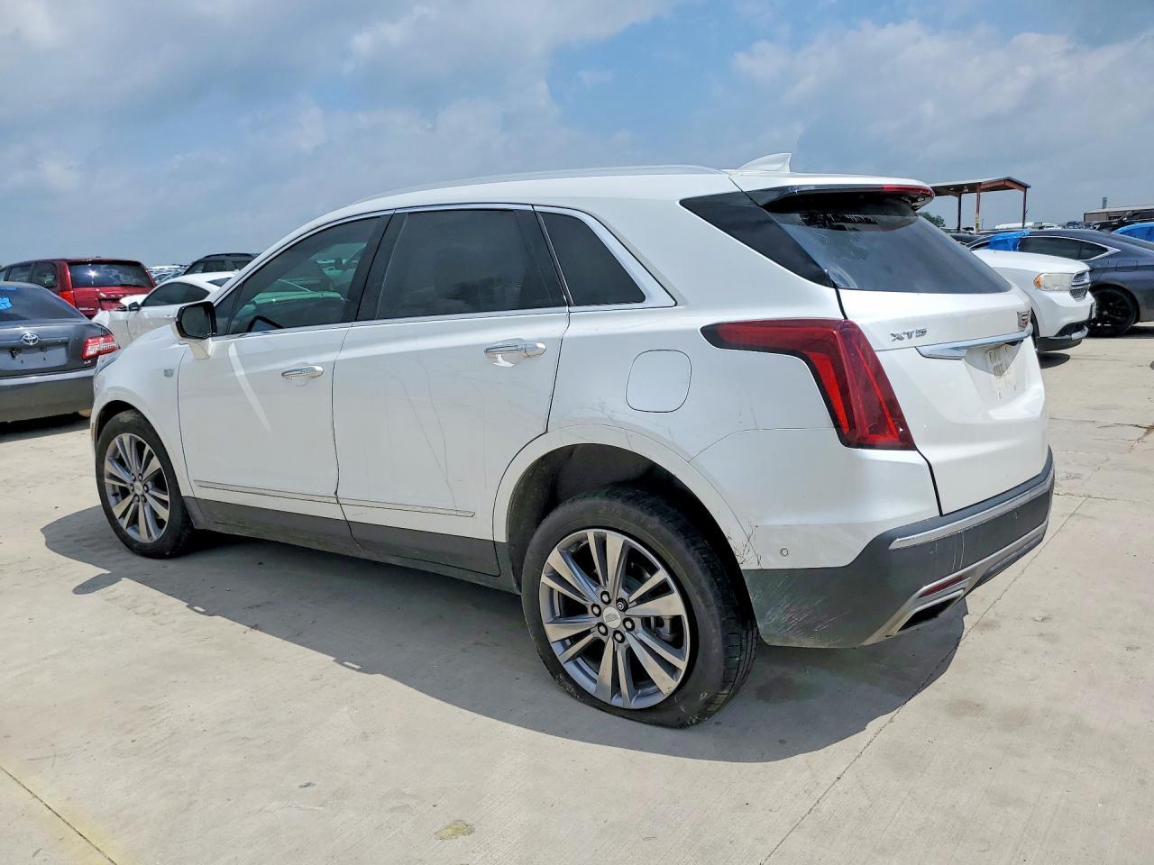 2024 Cadillac Xt5 Premium Luxury - Image 2