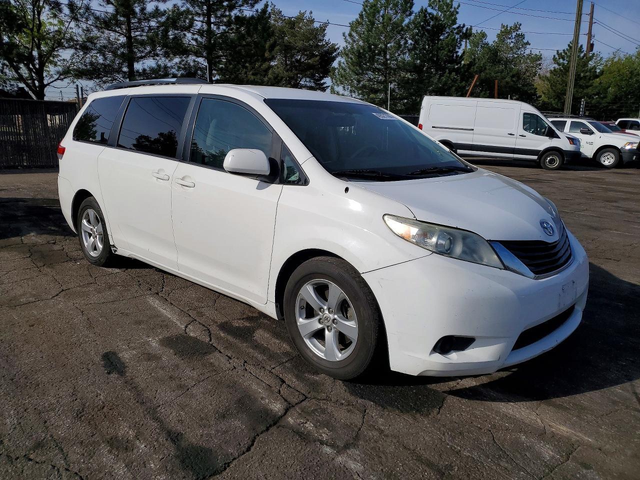 2014 Toyota Sienna Le - Фото 4