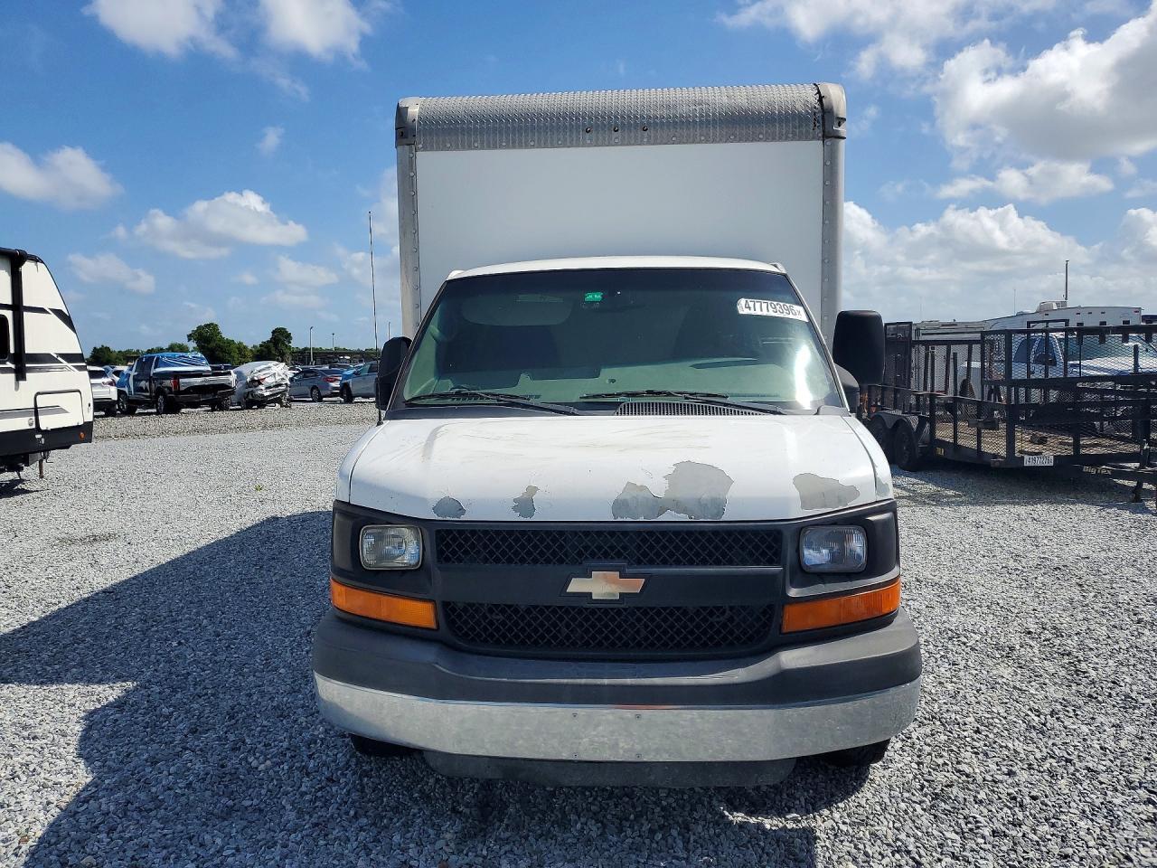 2012 Chevrolet Express G3500 Box Truck - Фото 5