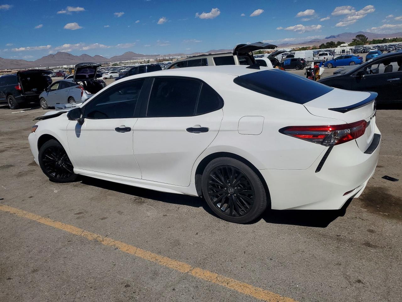 2019 Toyota Camry Se - Фото 2