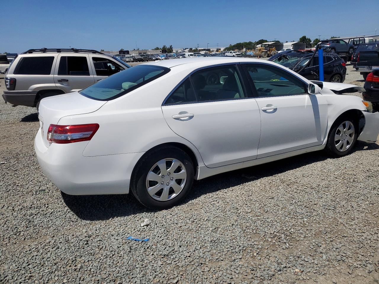 2011 Toyota Camry - Фото 3