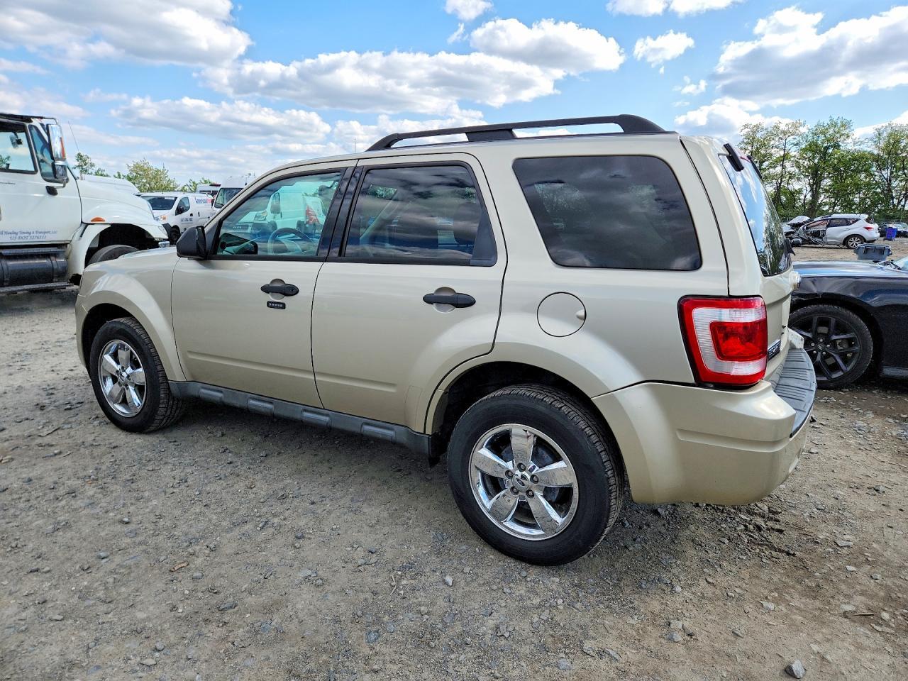 2010 Ford Escape Xlt - Image 2