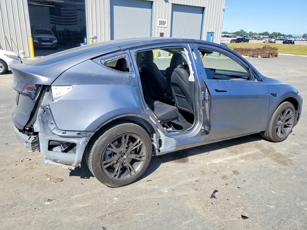 2025 Tesla Model Y - Фото 3