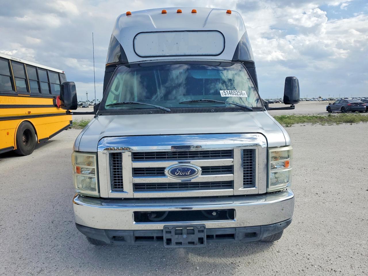 2011 Ford E450 Shuttle Bus - Image 5