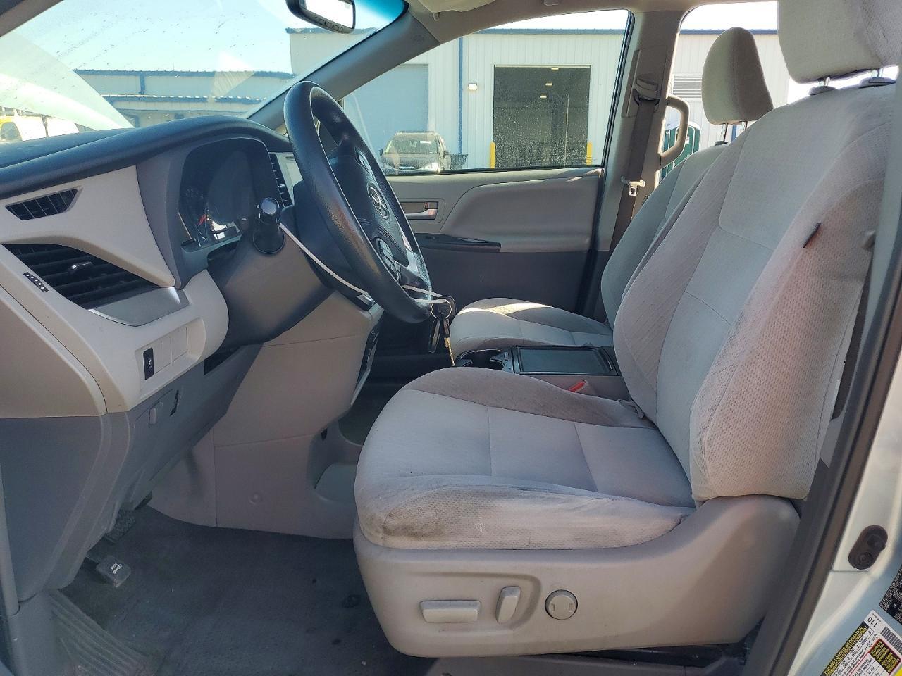2016 Toyota Sienna Le 8-Passenger - Фото 7