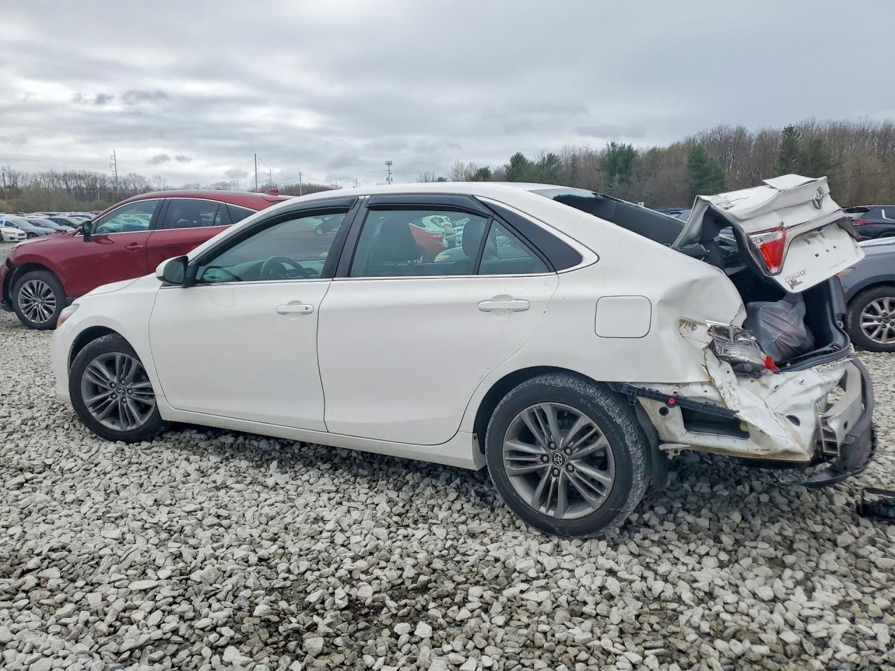 2016 Toyota Camry Se - Фото 2