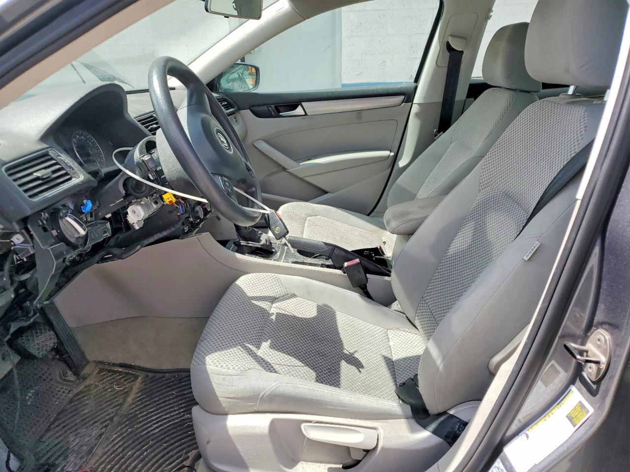 2014 Volkswagen Passat S - Image 7