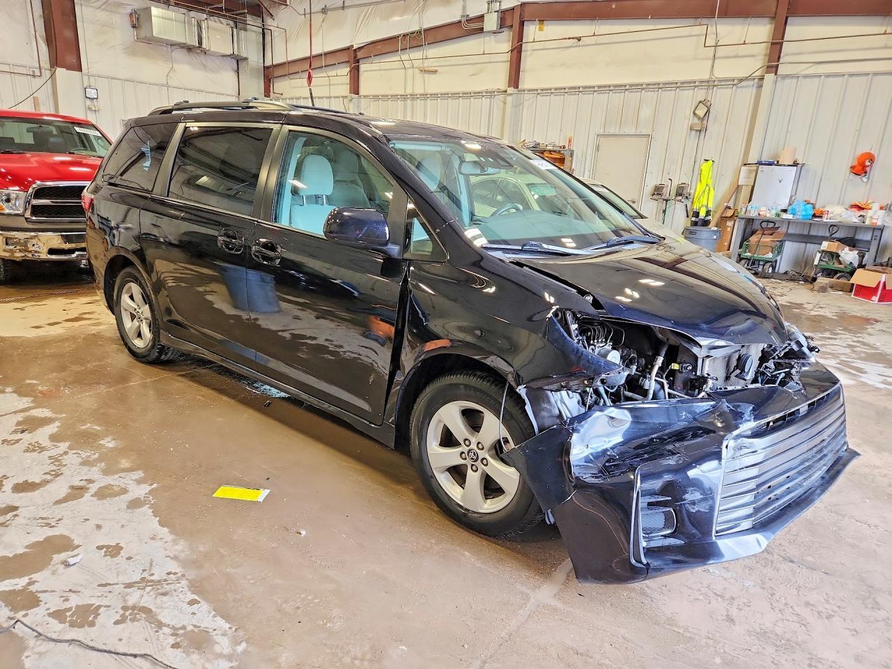 2020 Toyota Sienna Le - Фото 4