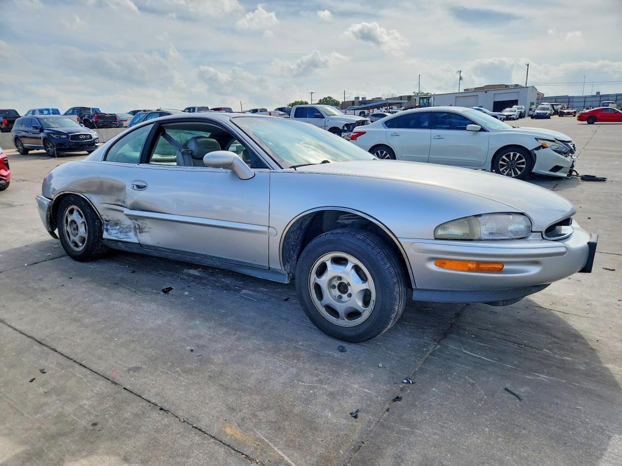 1999 Buick Riviera - Image 4