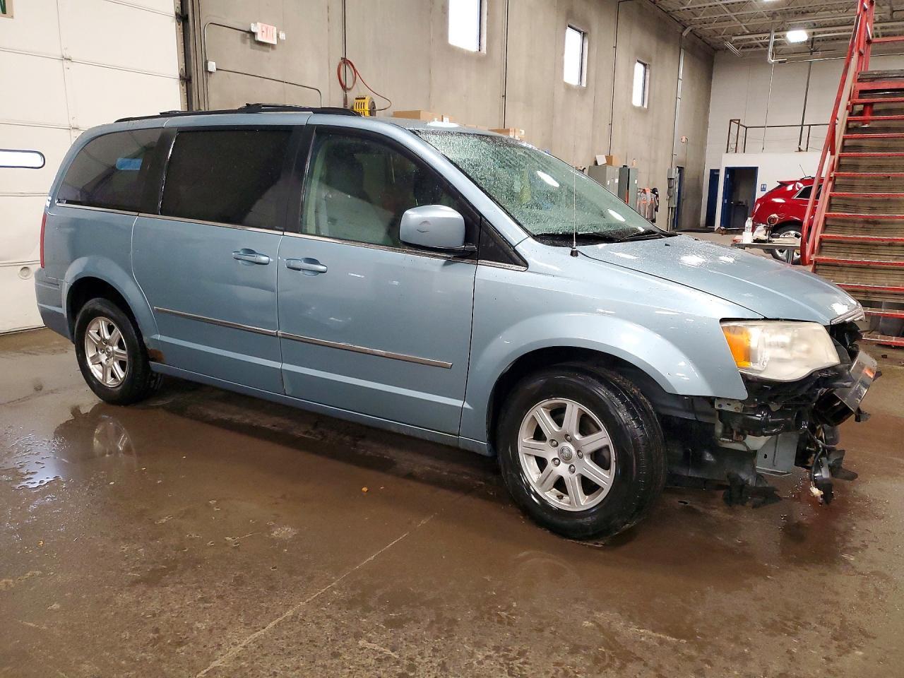 2010 Chrysler Town & Country Touring - Image 4