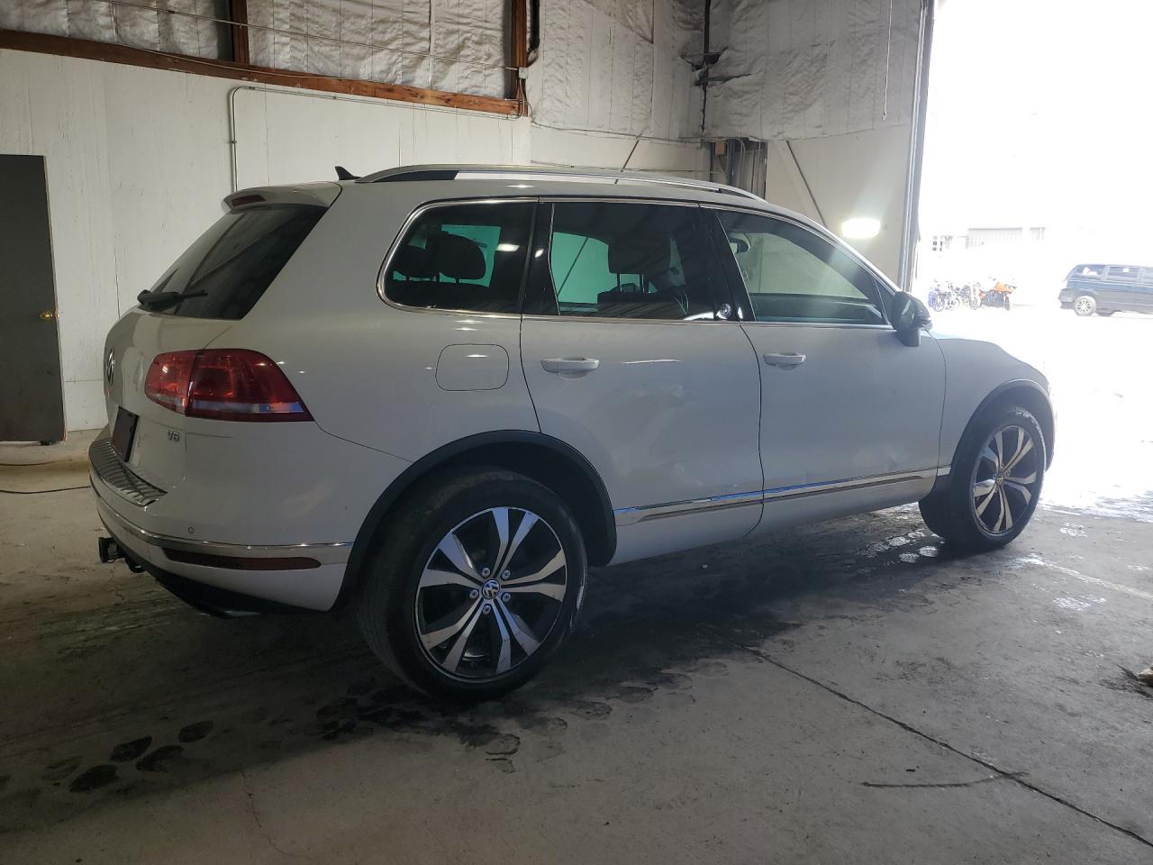 2017 Volkswagen Touareg Wolfsburg - Image 3