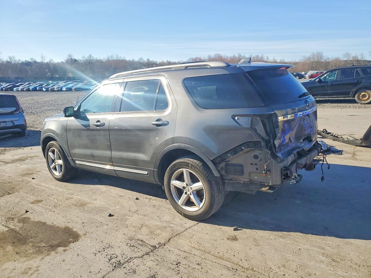 2017 Ford Explorer Xlt - Image 2
