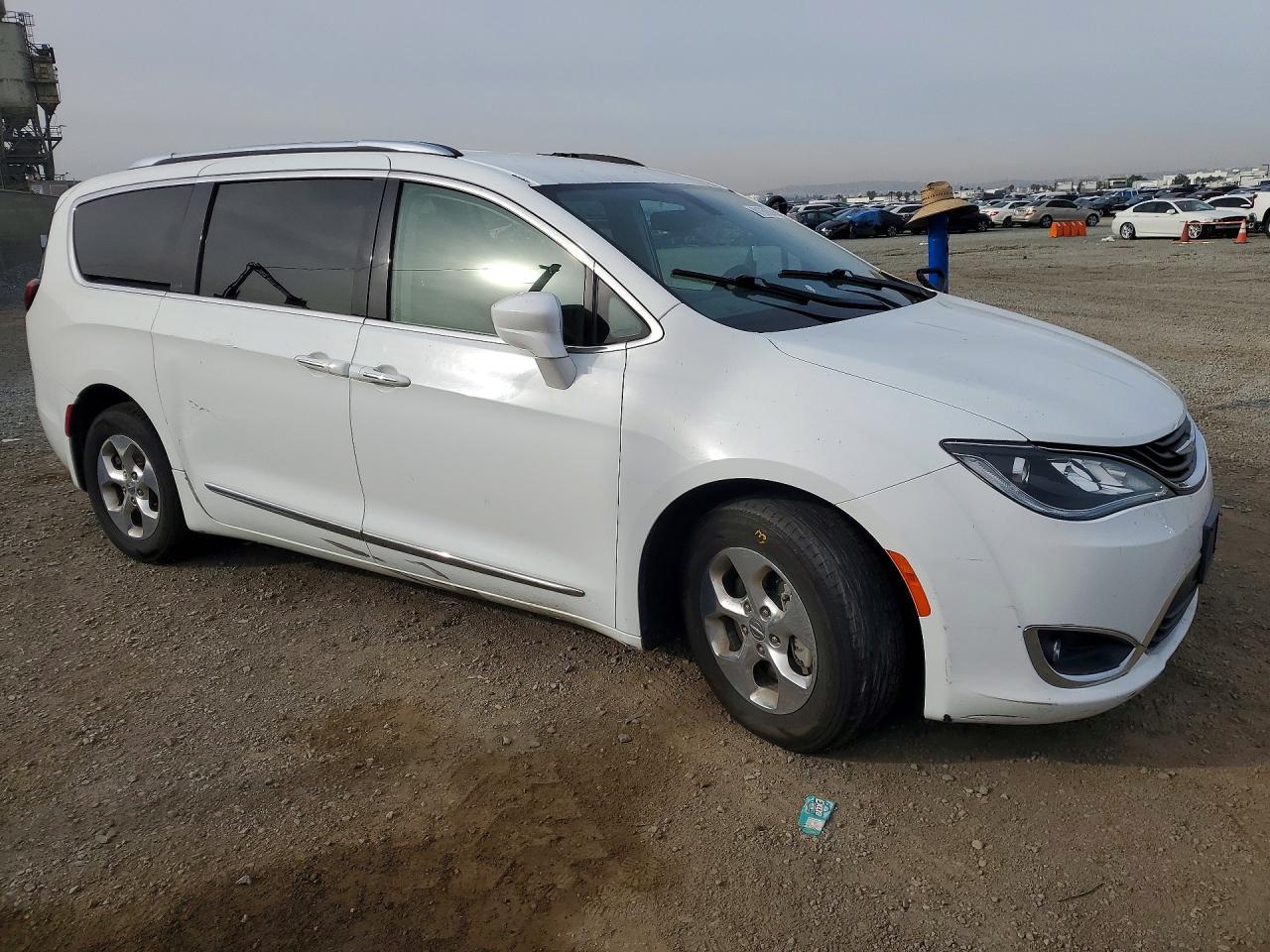 2018 Chrysler Pacifica Hybrid Touring L - Фото 4
