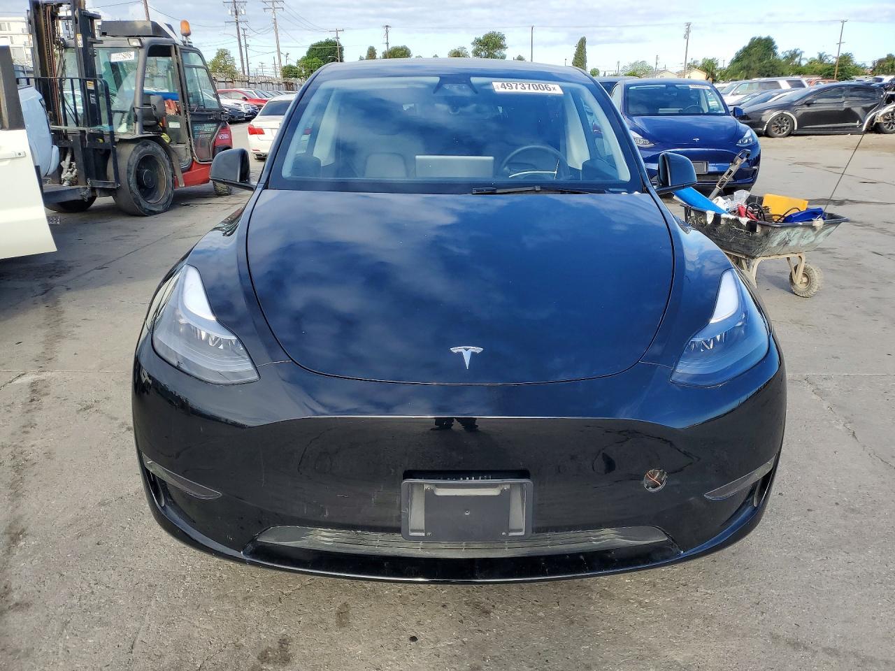2025 Tesla Model Y - Image 5