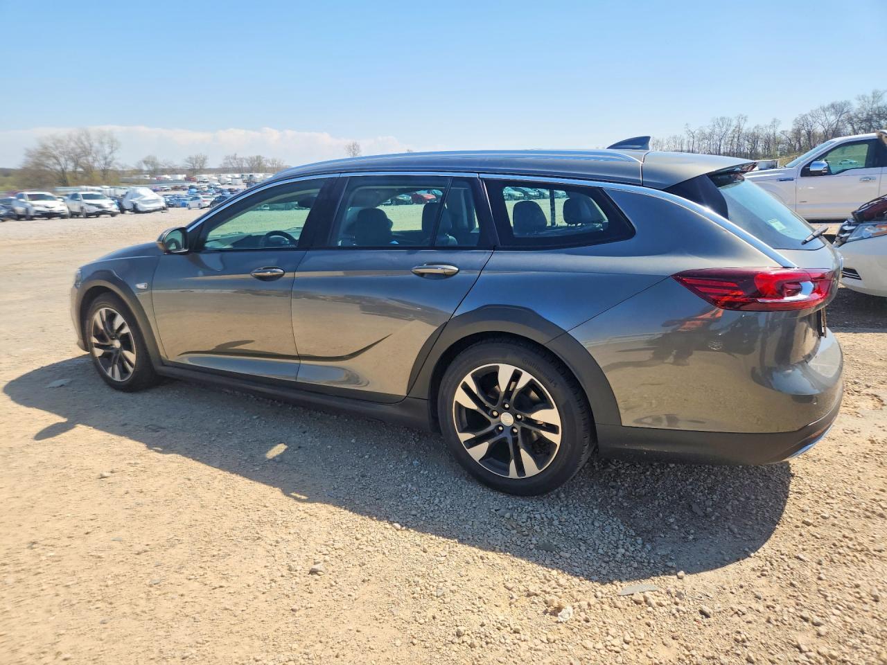 2019 Buick Regal Tourx Essence - Image 2