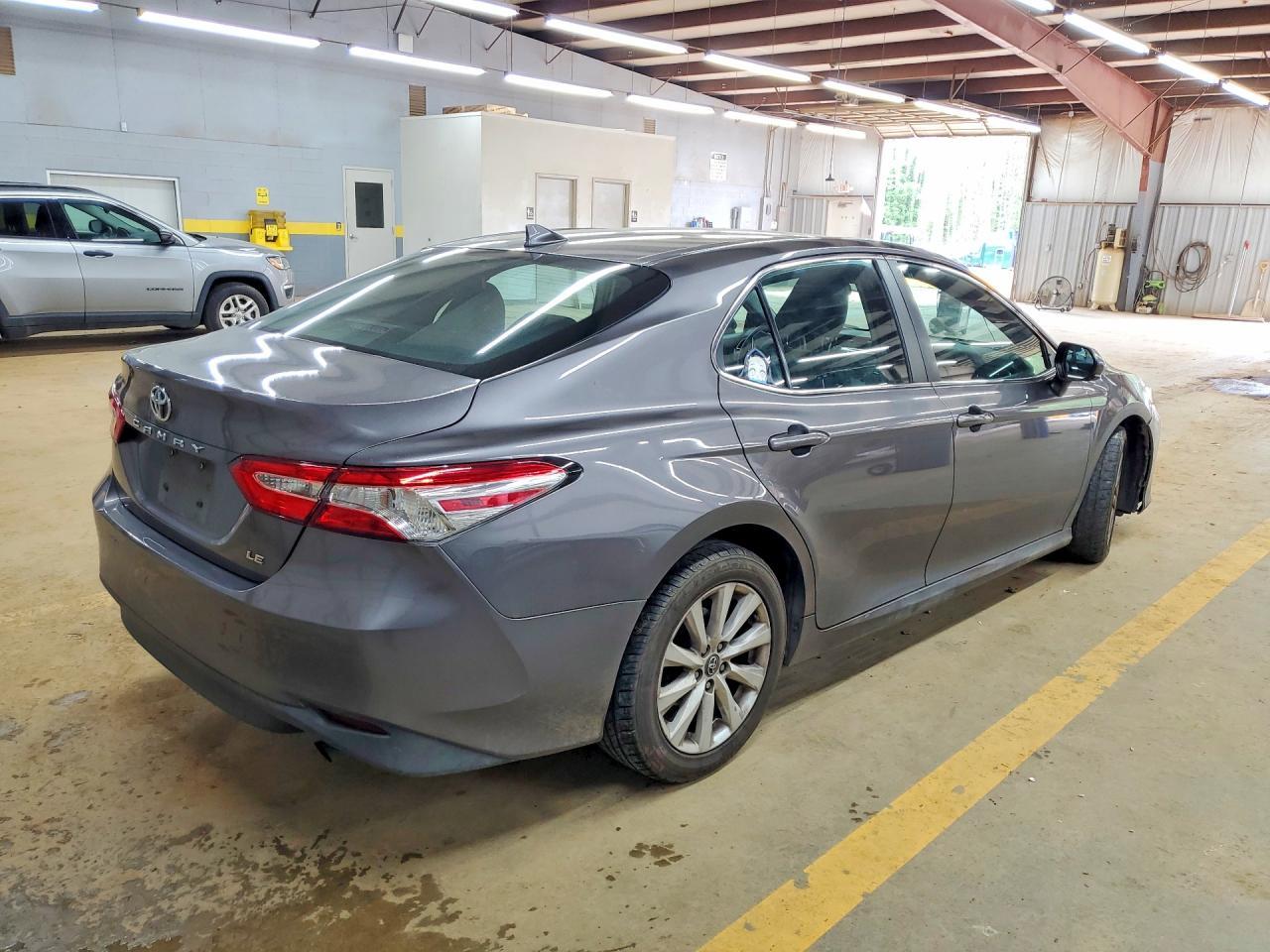 2019 Toyota Camry Le - Фото 3