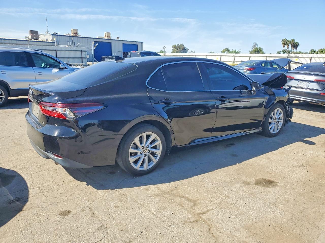 2022 Toyota Camry Le - Фото 3