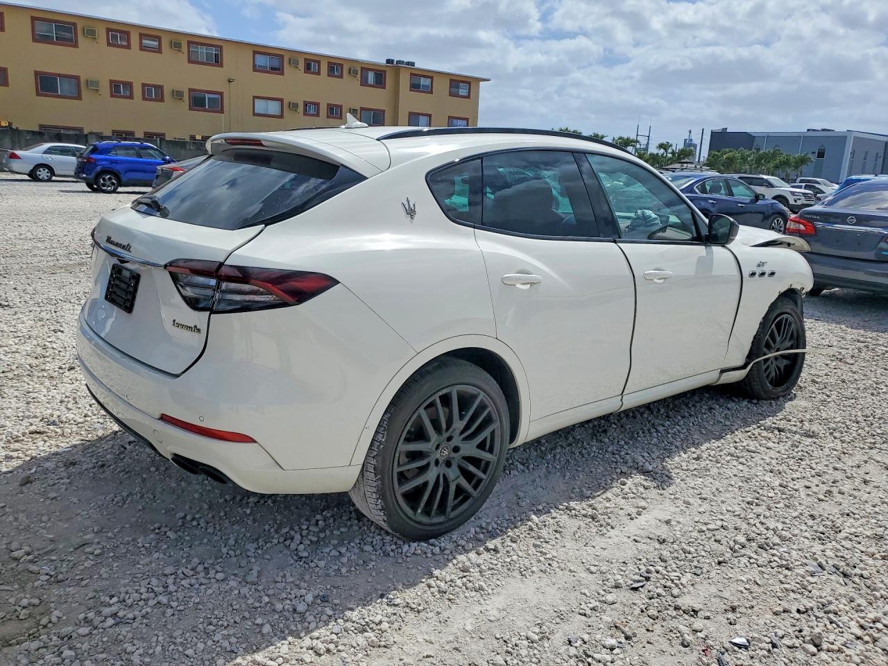 2022 Maserati Levante Base - Фото 3
