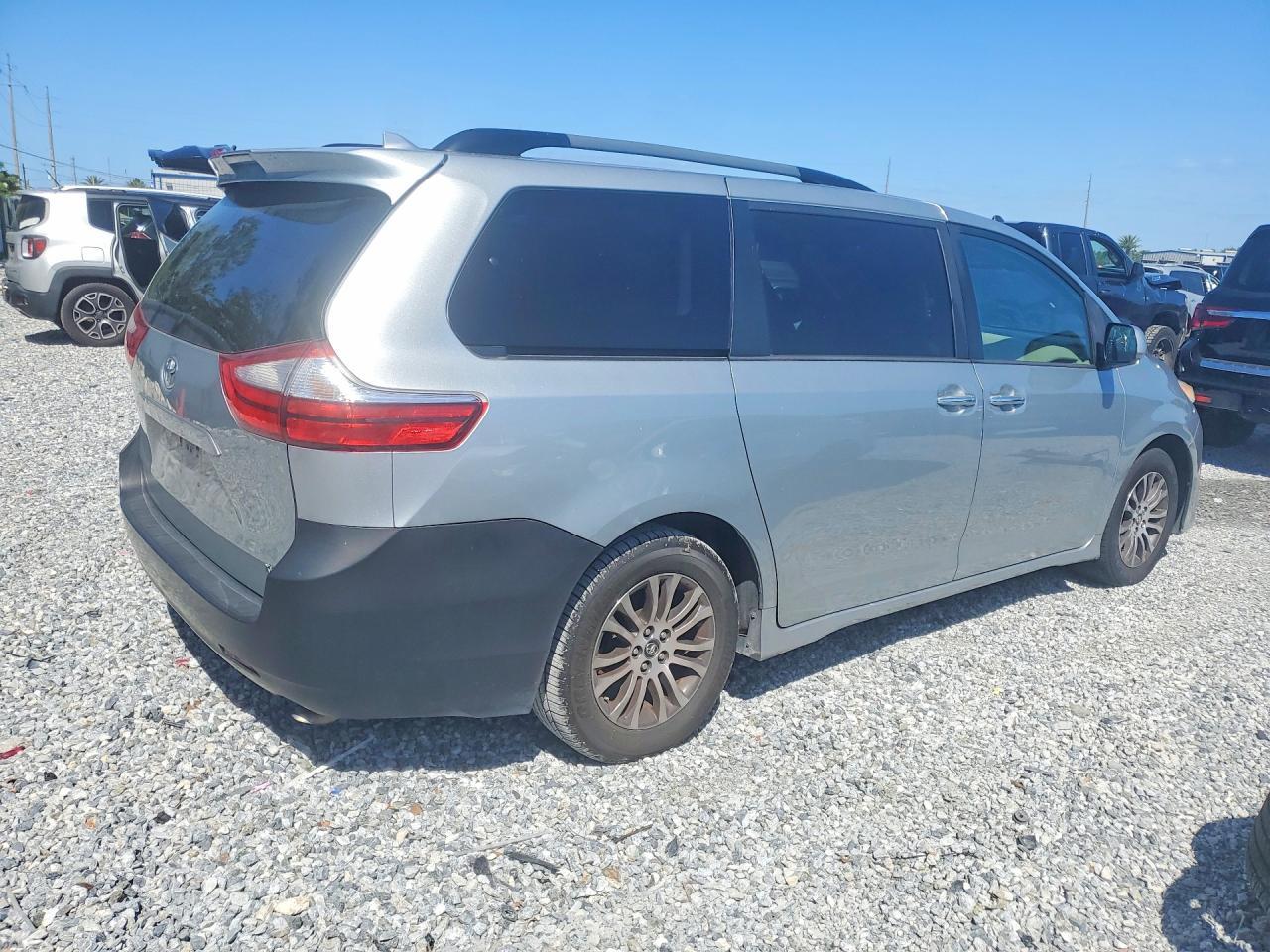 2019 Toyota Sienna Xle 8-Passenger - Image 3