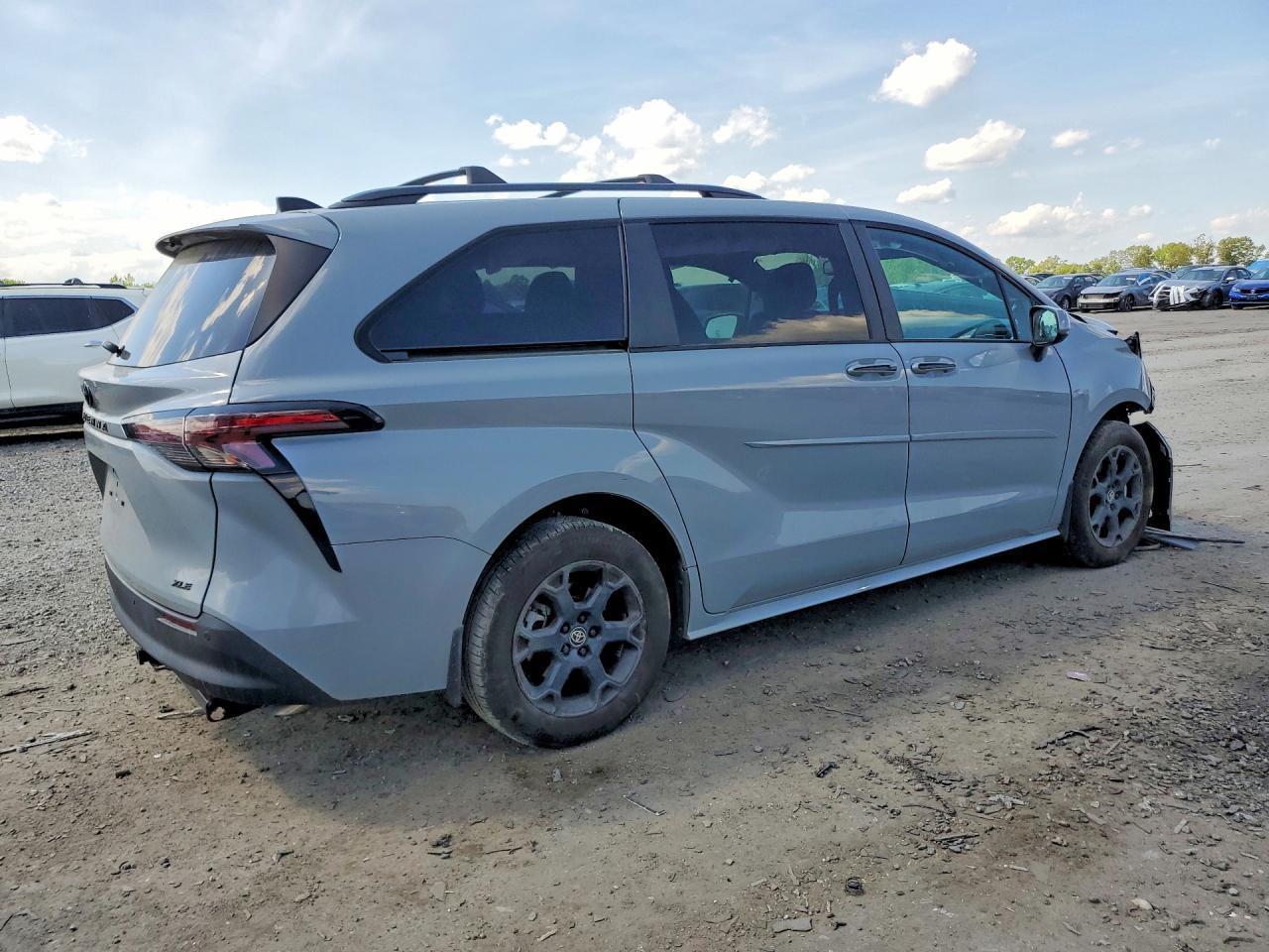 2025 Toyota Sienna Woodland Edition - Фото 3