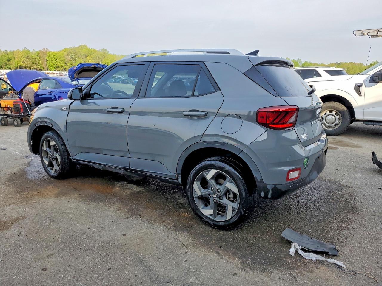 2022 Hyundai Venue Sel - Image 2