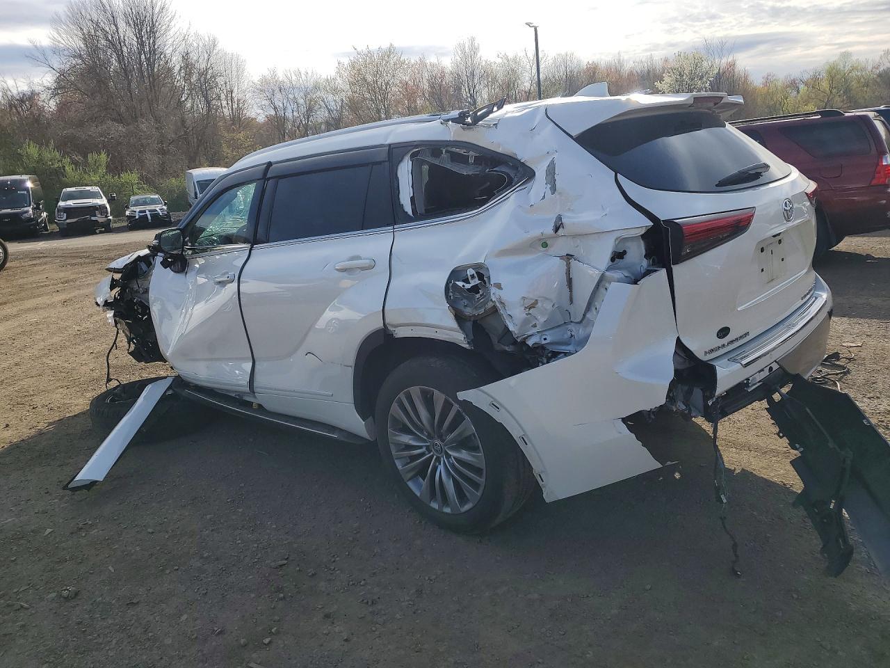 2021 Toyota Highlander Platinum - Фото 2