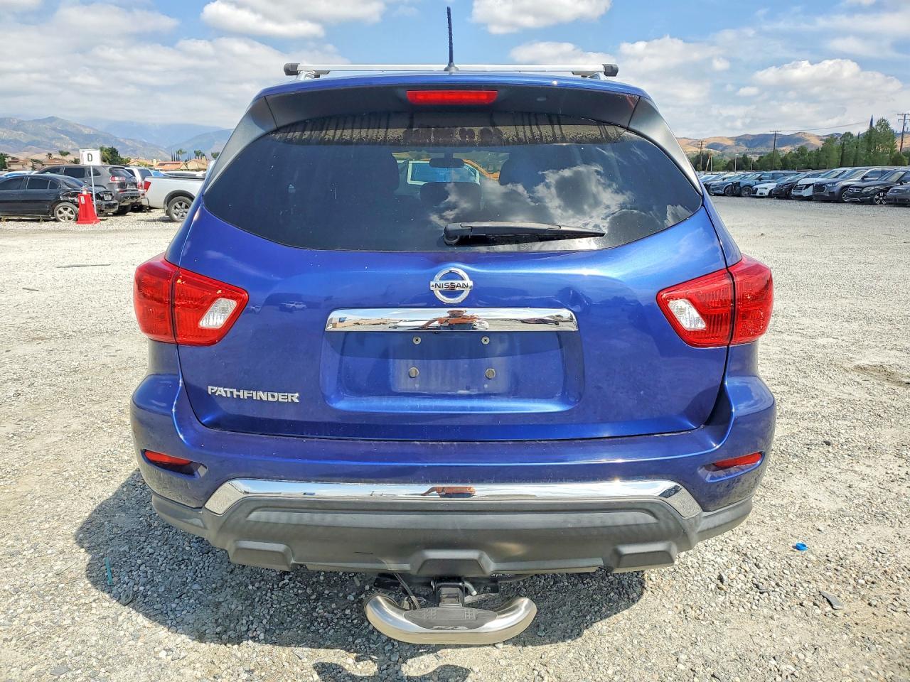 2018 Nissan Pathfinder S - Image 6