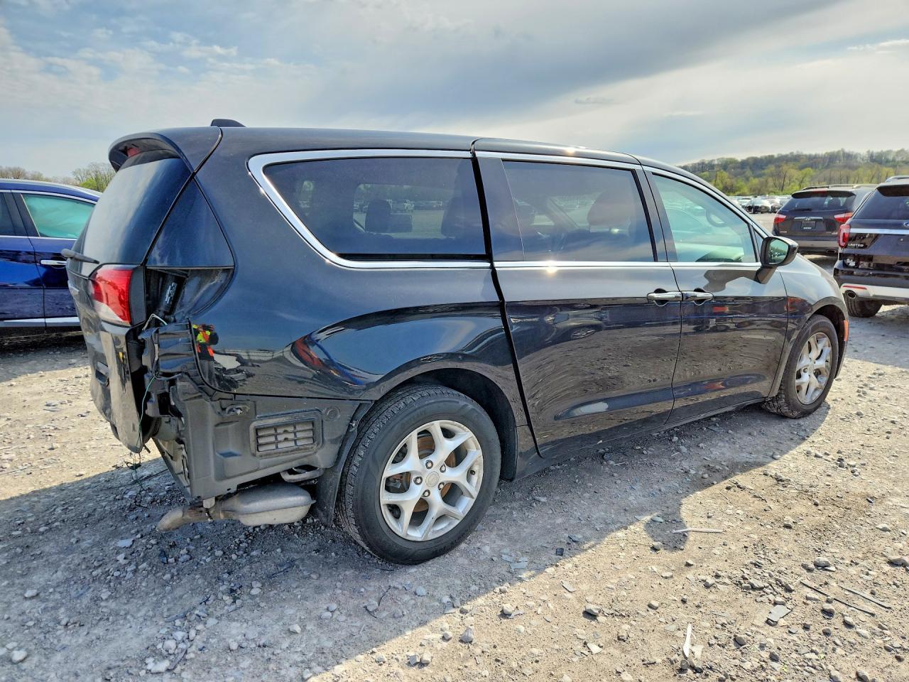2017 Chrysler Pacifica Touring L - Image 3
