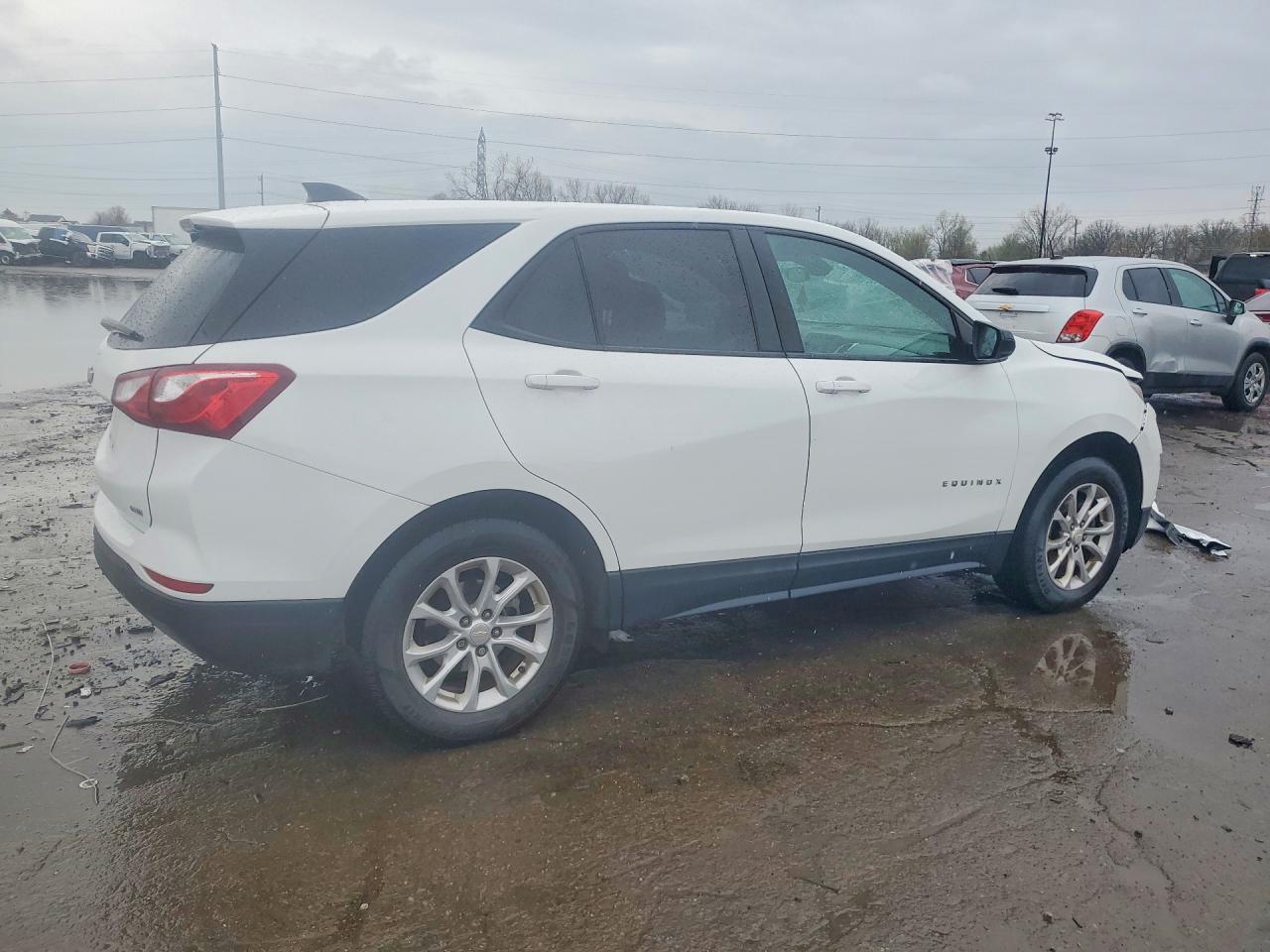 2020 Chevrolet Equinox Ls - Image 3