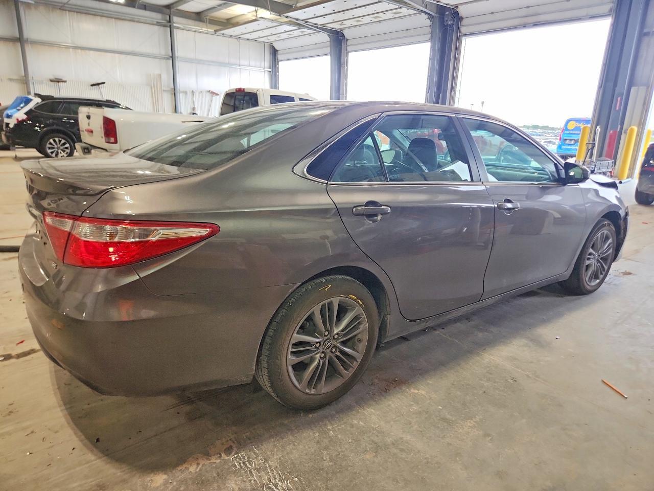 2017 Toyota Camry Se - Фото 3