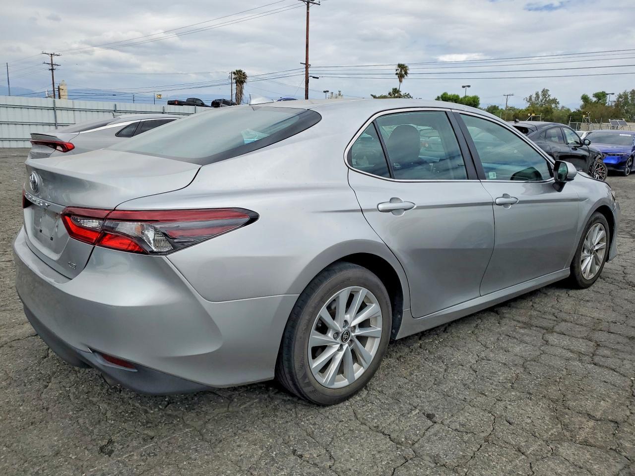 2021 Toyota Camry Le - Фото 3