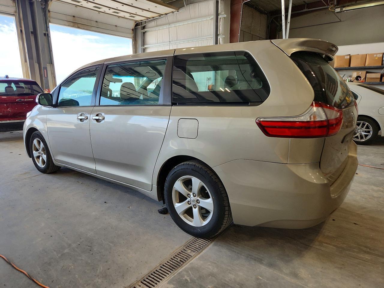2015 Toyota Sienna L 7-Passenger - Фото 2