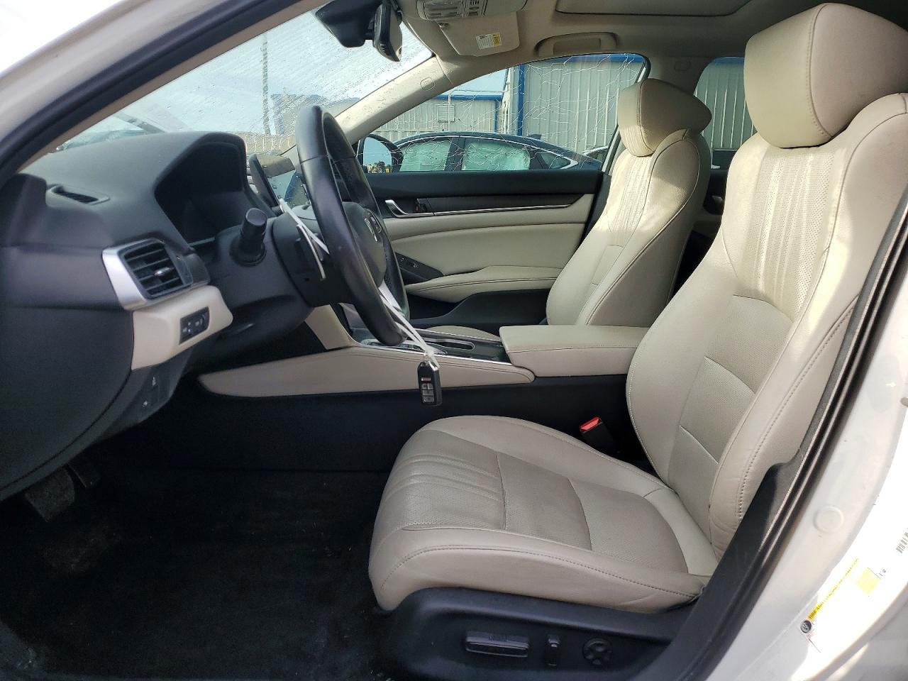 2019 Honda Accord Touring Hybrid - Image 7