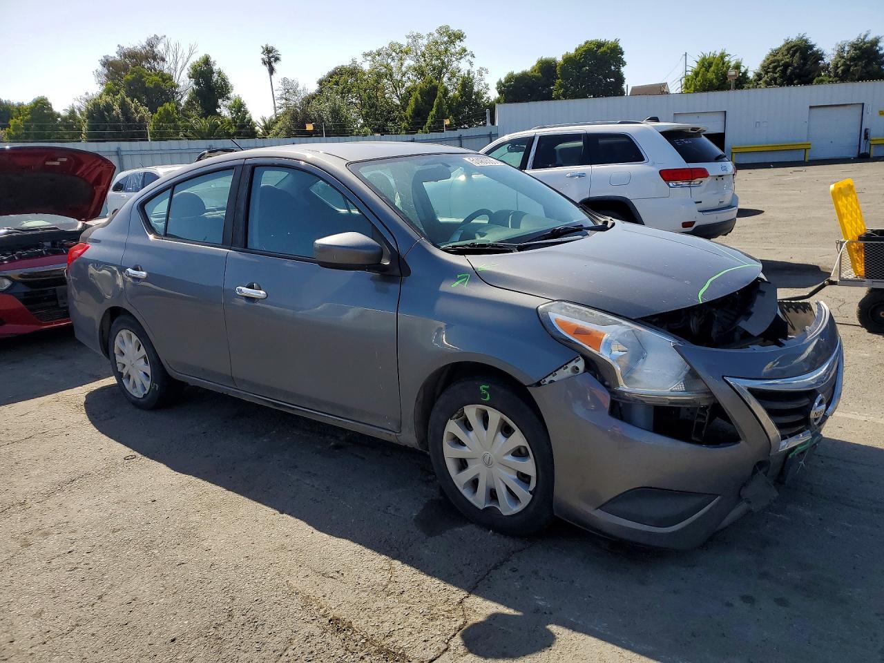 2018 Nissan Versa Sv - Image 4