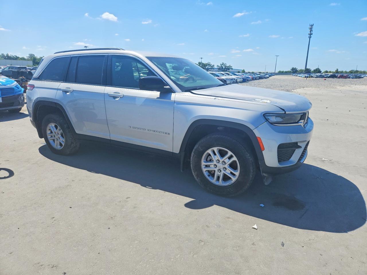 2025 Jeep Grand Cherokee Laredo - Image 4