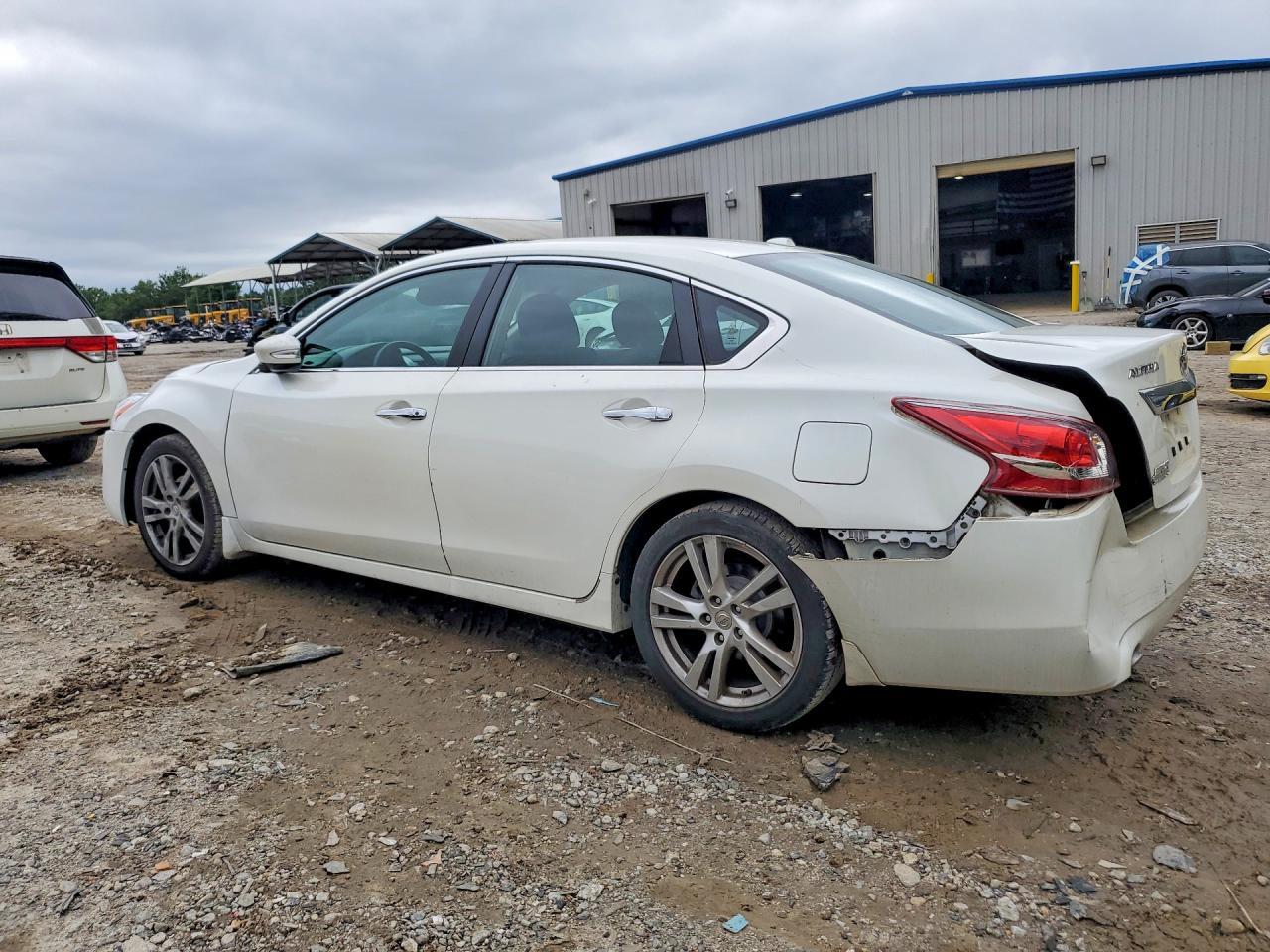 2013 Nissan Altima 3.5 S - Image 2