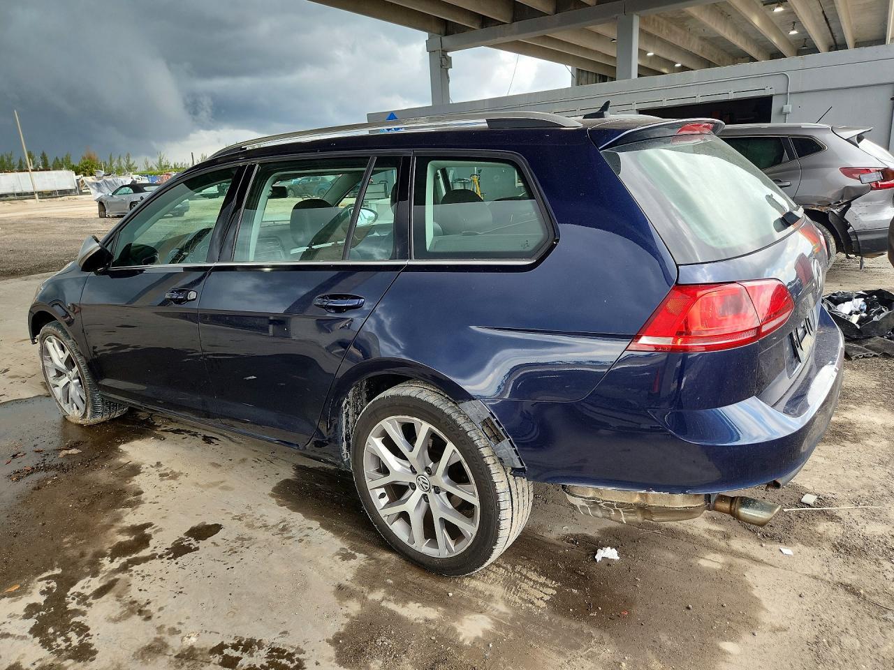 2017 Volkswagen Golf Alltrack S - Image 2