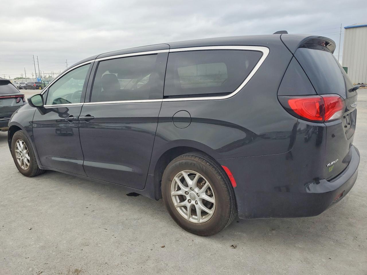 2020 Chrysler Voyager Lx - Фото 2