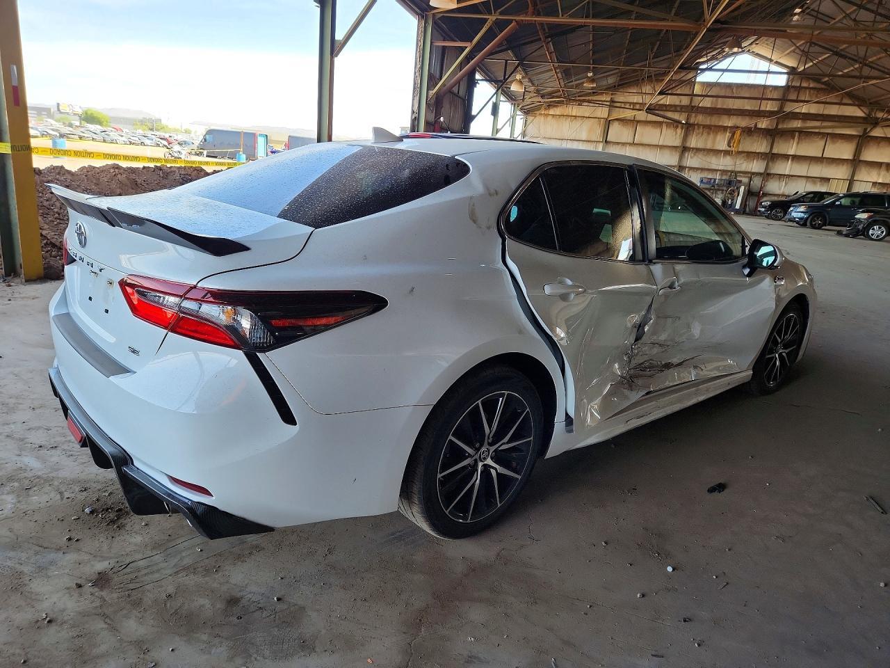 2022 Toyota Camry Se - Фото 3