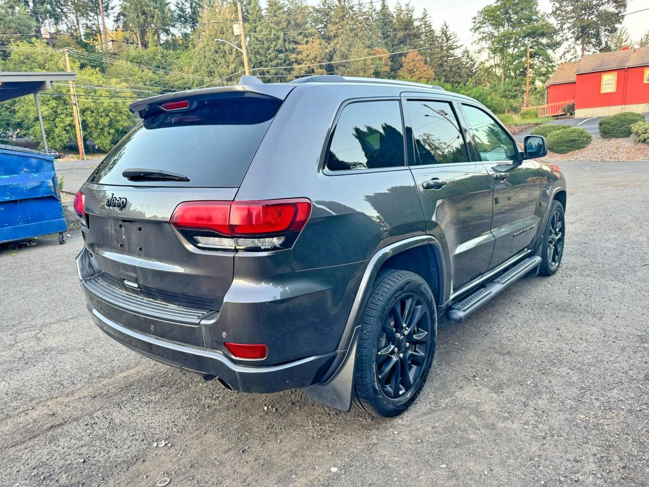 2020 Jeep Grand Cherokee Laredo - Image 4