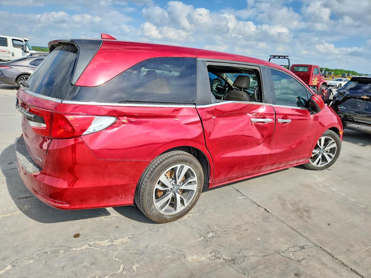 2022 Honda Odyssey Touring - Image 3