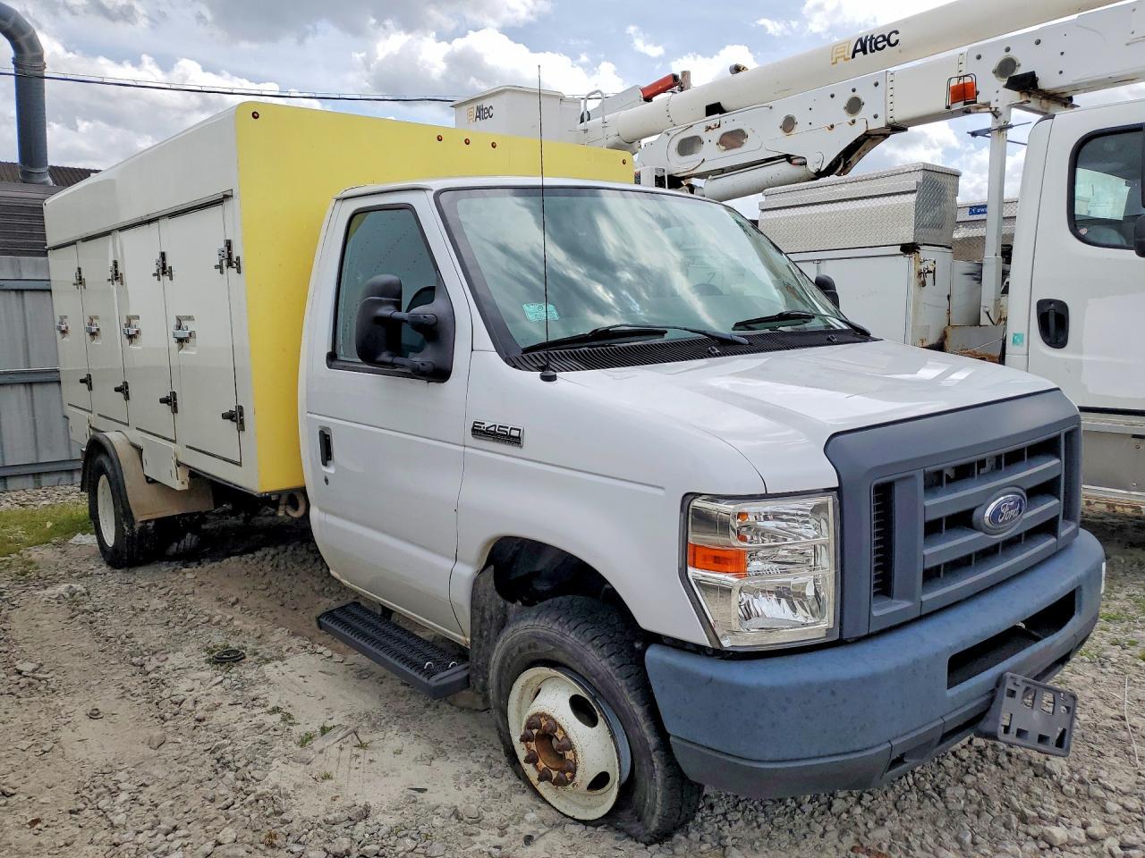 2017 Ford Econoline E450 Super Duty Cutaway Van - Image 4
