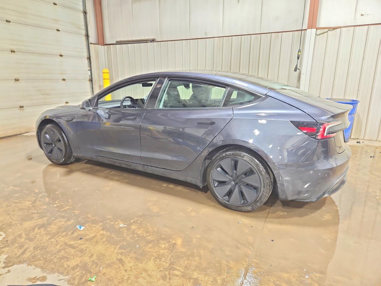 2025 Tesla Model 3 - Фото 2