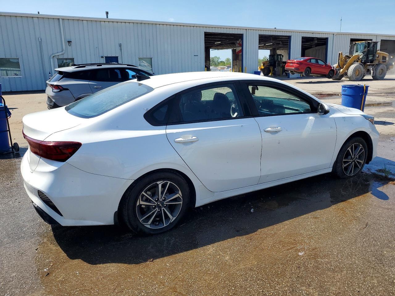 2023 Kia Forte Lxs - Image 3