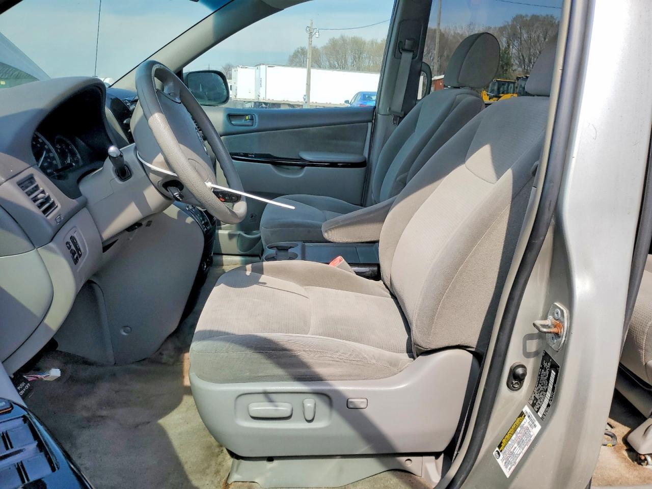 2005 Toyota Sienna Le 7 Passenger - Фото 7