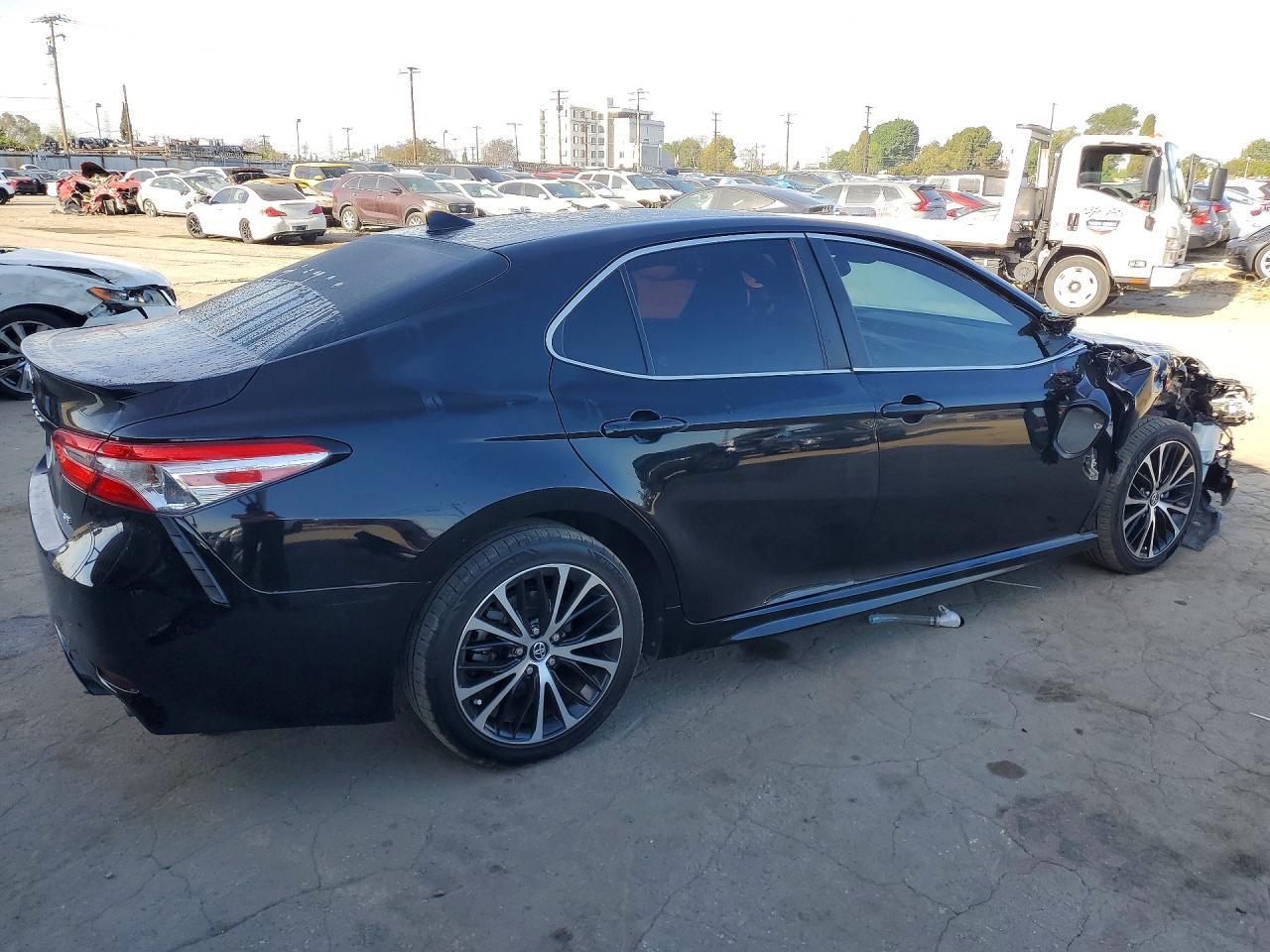 2020 Toyota Camry Se - Фото 3
